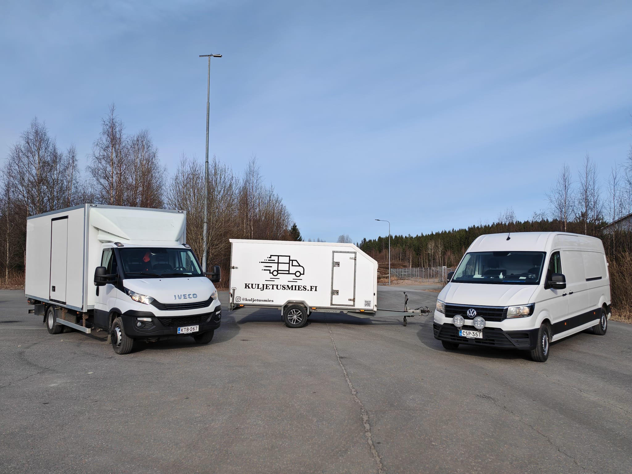 Peräkärry, pakettiauto ja muuttoauto Kuljetusmies.fi kalustoesittelyssä